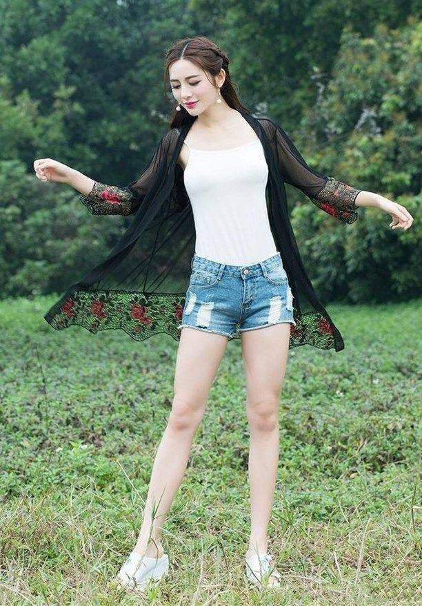 街拍：美女玲珑曲线笑容甜美，一件包臀裙穿出了好身材