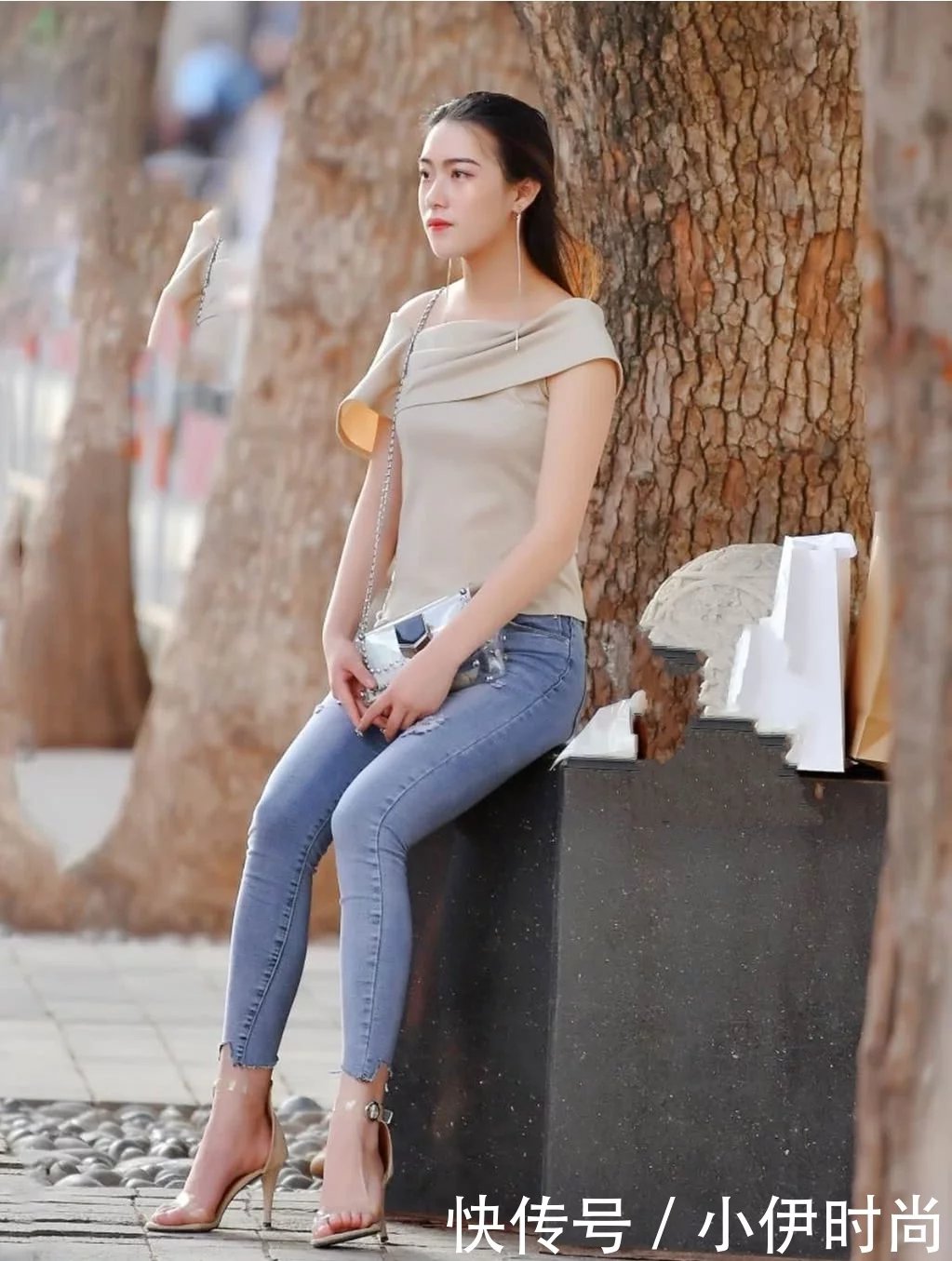 紧身牛仔裤御姐，气质高冷长相美艳，路边随意一坐，好身材一览无