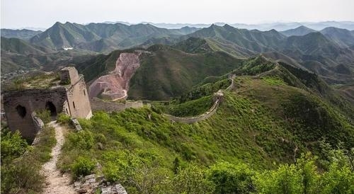 碧波荡漾，松柏苍翠，江南秀色、北国风光为一体，河北迁安白羊峪