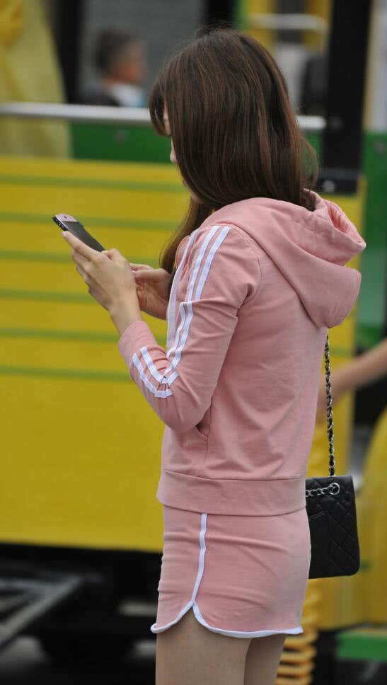 成熟小女人穿粉色运动衣裹出完美身材，一个弯腰很有看点