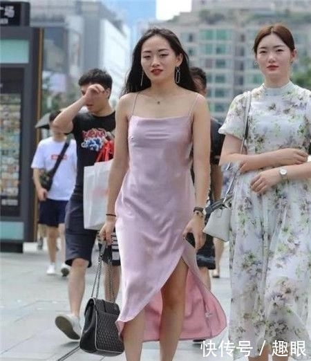 美女■街拍:皮肤白皙的美女,一件黑色背心配黑色短裤,时尚活力气质