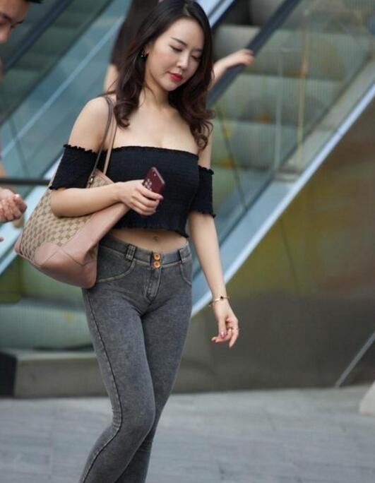 身材好的人，穿紧身牛仔裤，吸引众多人的目光