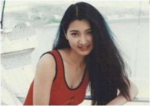 「泛红」49岁著名女星晒素颜照,露头皮疑似脱发,胳膊上泛红伤痕引担忧