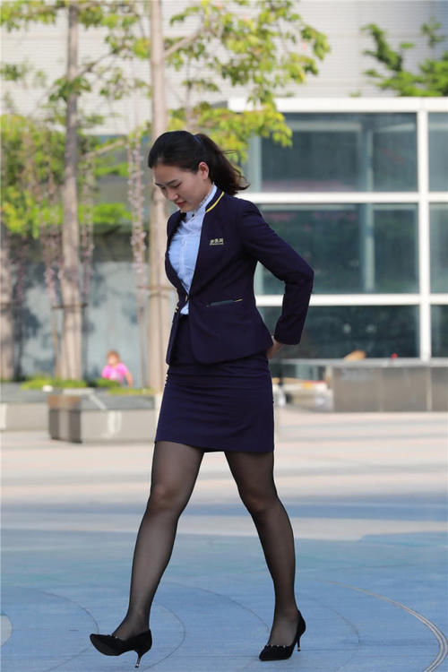  『工作』路人街拍：把工作制服穿出不一样韵味的小姐姐，美得很秀雅！
