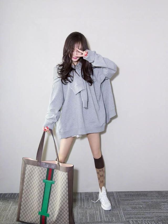 “行走的衣柜”换人了？杨幂也只能表示服气！