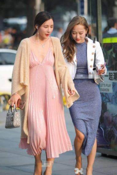 街拍: 时尚洋气的俩位小姐姐, 美腿修长晳白!