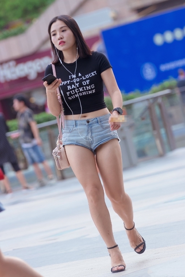 「穿搭」路人街拍,美女搭配露脐吊带背心,性感十足
