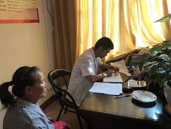 贵阳阳明眼科医院到白泥镇开展白内障免费筛查