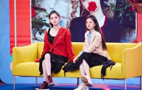宋祖儿欧阳娜娜同框，姐妹俩的裙子一条比一条短，坐下都不方便！