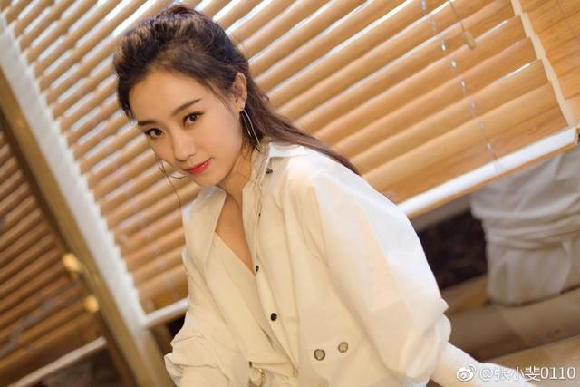 张小斐穿了条流苏裙气质猛增, 网友: 身材变瘦大长腿太撩人!