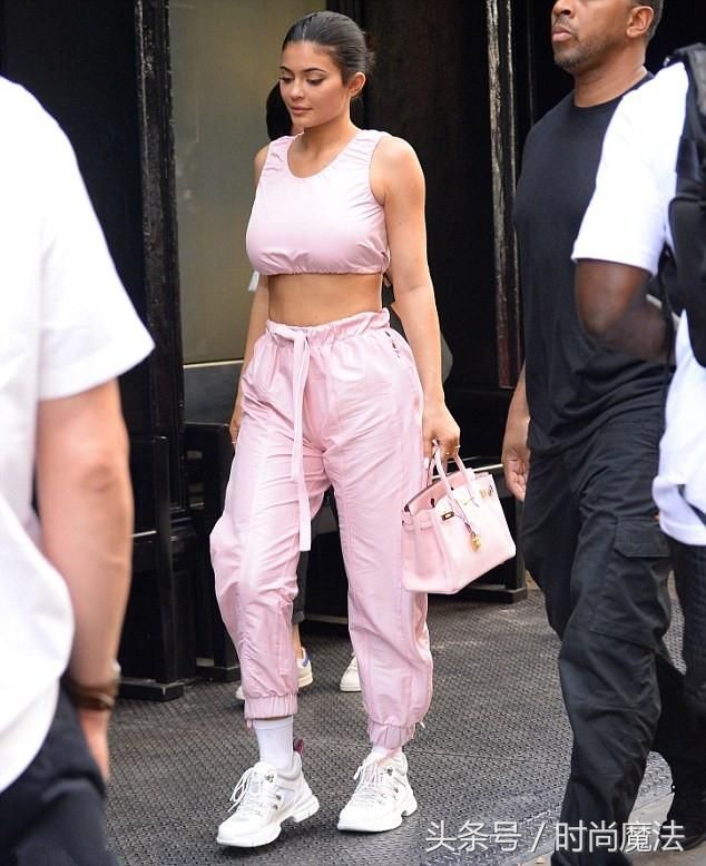 名媛金卡戴珊家族小妹凯莉詹纳外出，穿着粉色运动装，很时髦