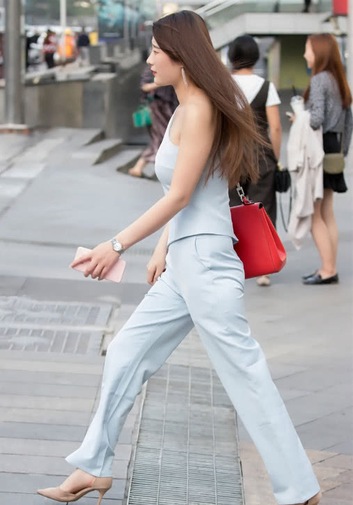 街拍：气质小姐姐白皙如美玉，傲娇小表情让人不敢碰