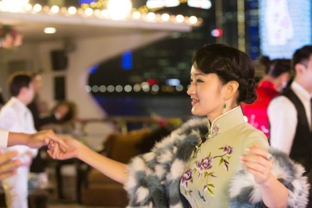『 杨钰莹』穿旗袍美成画中人，完美诠释什么是东方美！，48岁杨钰莹依旧少女