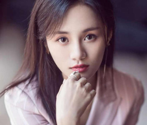 安悦溪穿玻璃鞋,腿软站不起来,找不到合适的姿势,走100米更是