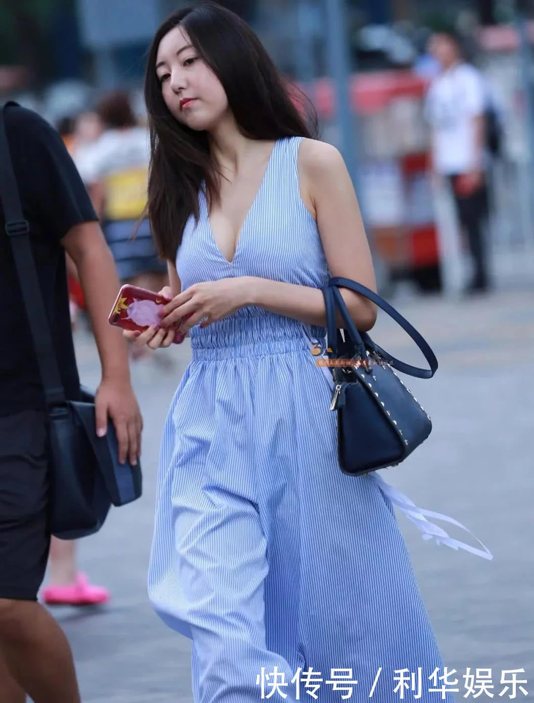 气质小姐姐身深V蓝色连衣裙十分性感，给人们一种特殊的美感