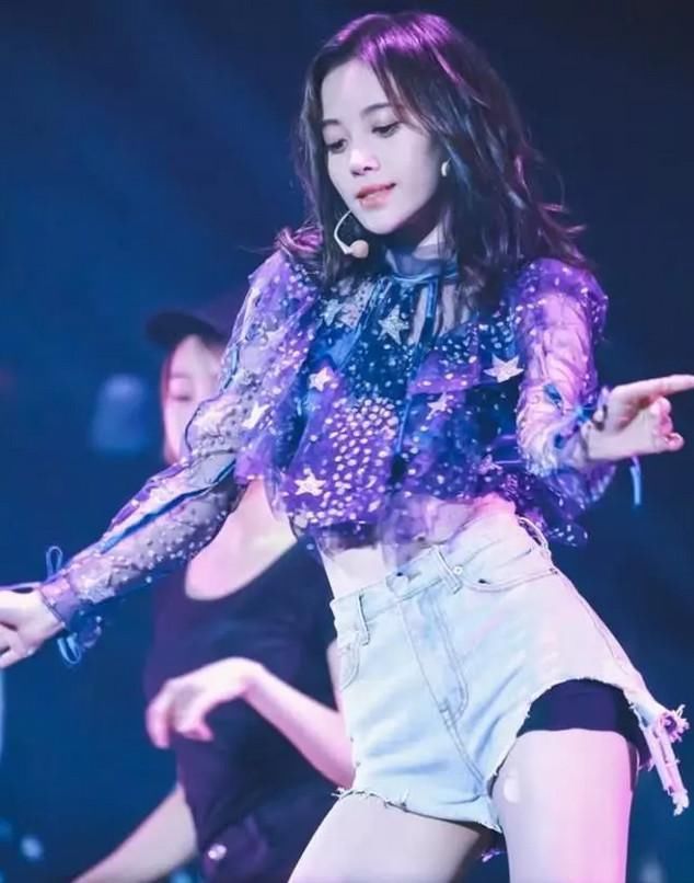 鞠婧祎穿超短裤跳热舞，却用力过猛甩出黑色部位，网友：好撩人！