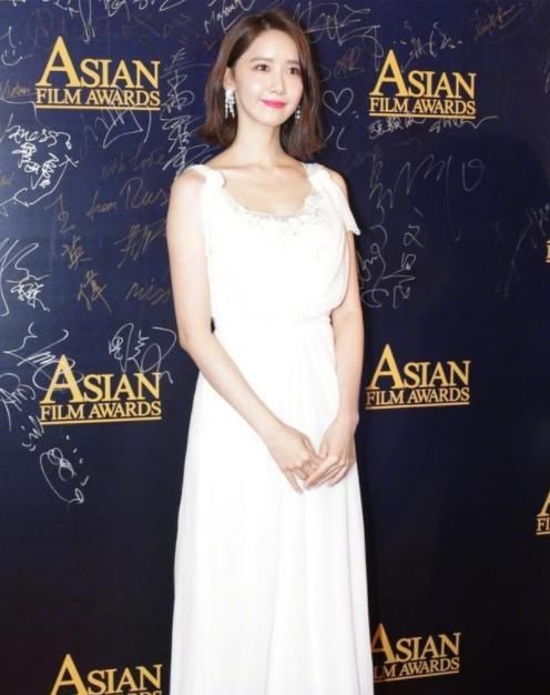 林允儿穿黑色高跟鞋，脚上条条青筋，网友：最美“凤爪”！