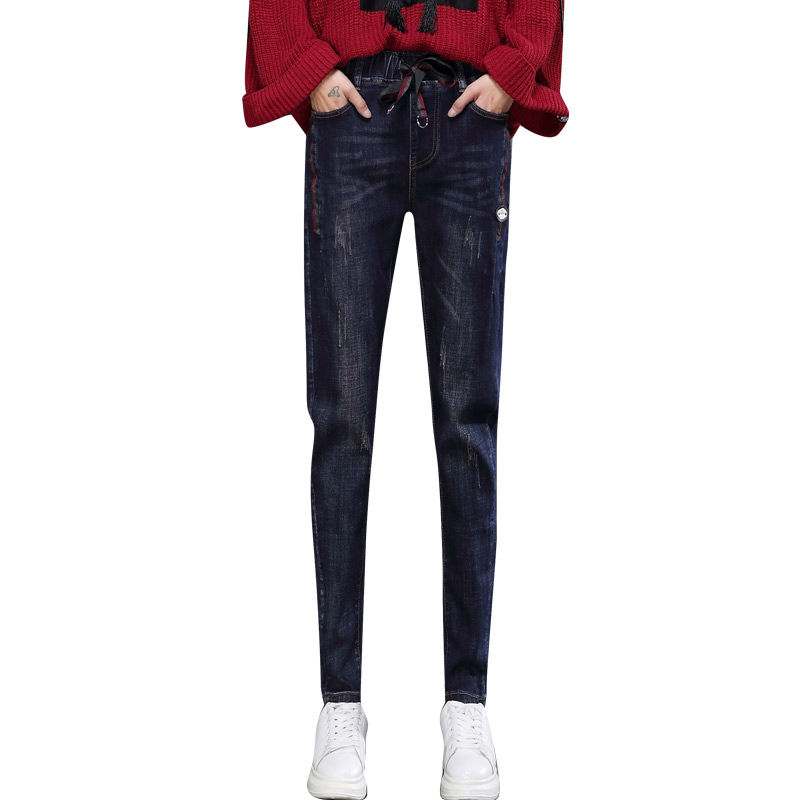 女人再漂亮，早秋也不要穿裙子了，这休闲的牛仔裤，青春有活力