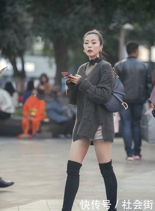  长款毛衣：春捂秋冻的养生季又来了，只要一件毛衣，温暖百搭不落俗套