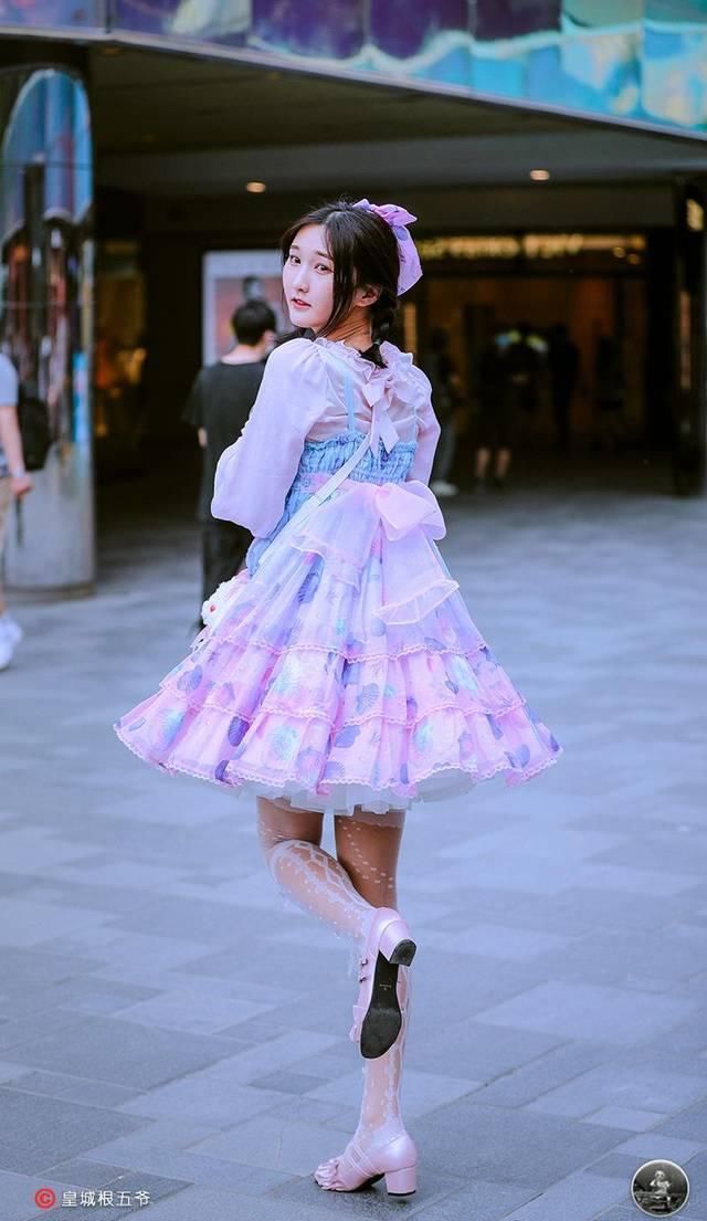  『更多』街拍：选择一些适合自己的衣服进行打扮，这样可以为自己增添自信
