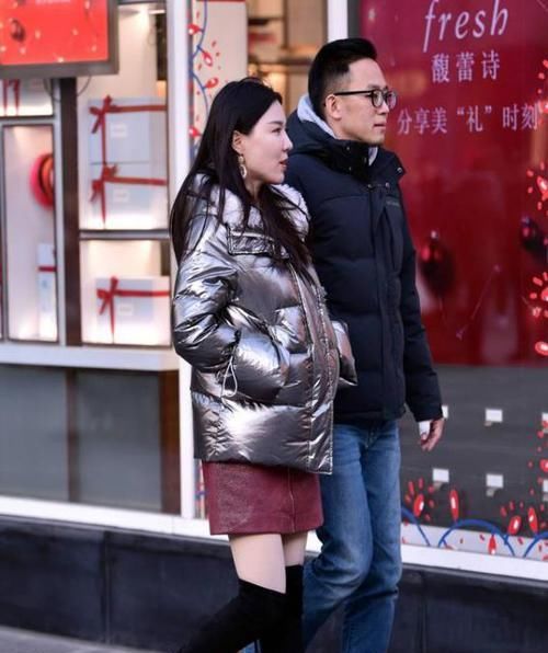  【美女】养眼女神街拍：笑容甜美的美女，一件白色短袖配蓝色牛仔裤，时尚达人气质
