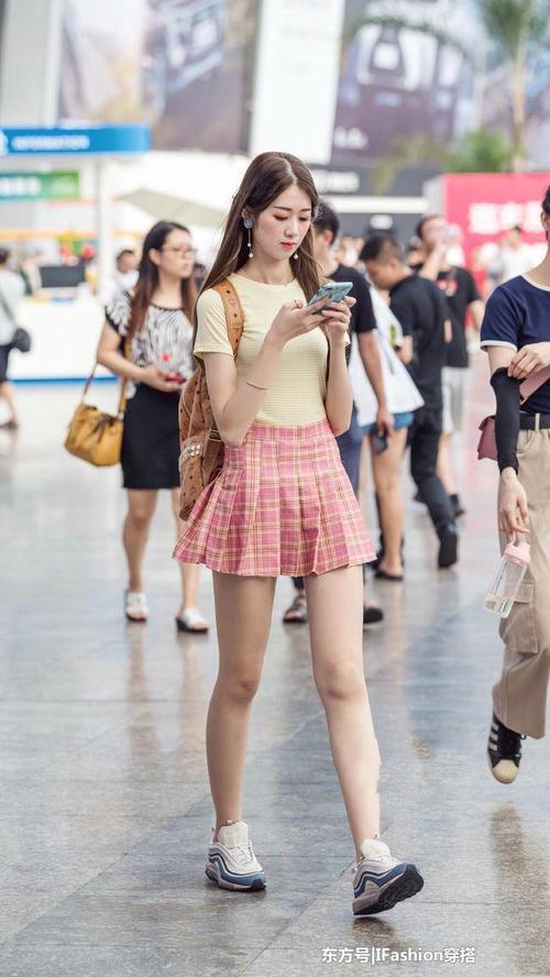 街拍：薄荷绿衬衫+孔雀色半身裙，红唇美女气质出众，镜头感十足