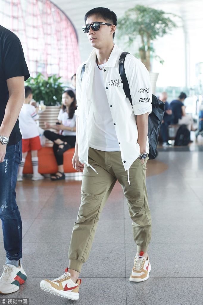 重回鲜肉时代！韩庚酷暑天穿长衣长裤扮潮 边走边卷袖子帅炸天