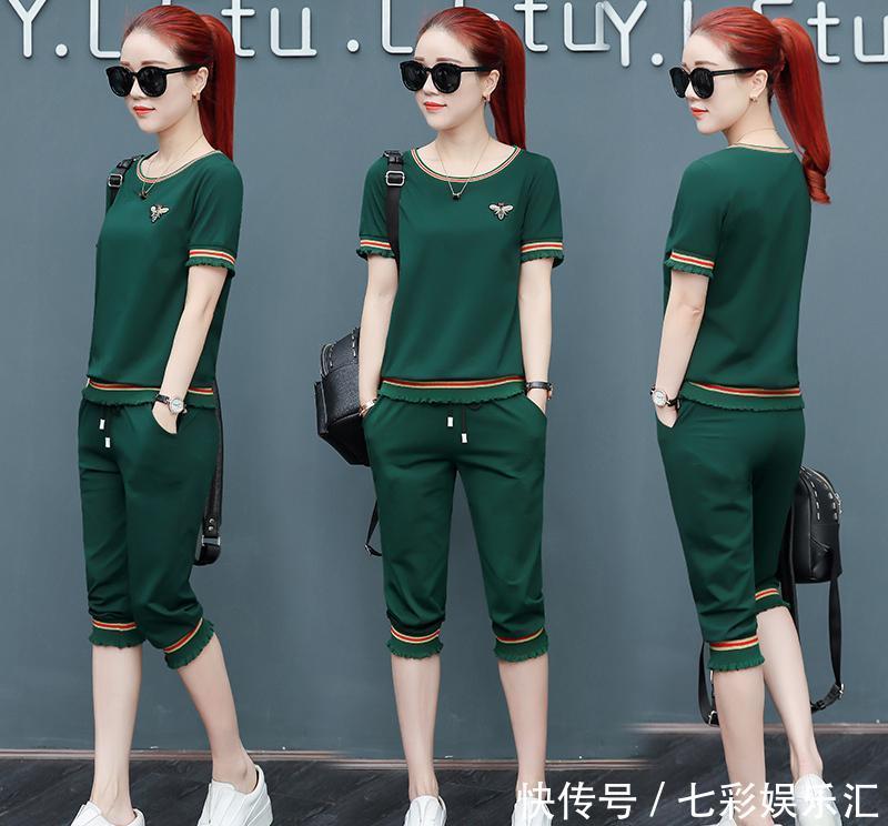 42岁老婆从不穿裙子,天天穿这运动套装,年轻10岁,超显美嫩