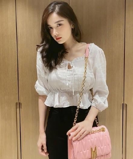  「蝴蝶结」娜扎嫌衣服领口太大，用“绳子”绑个蝴蝶结，就不怕麻烦？
