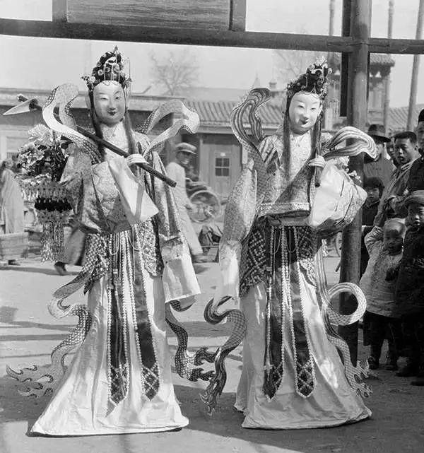 美国人在鞋盒里发现了6000张中国老照片，轰动全世界