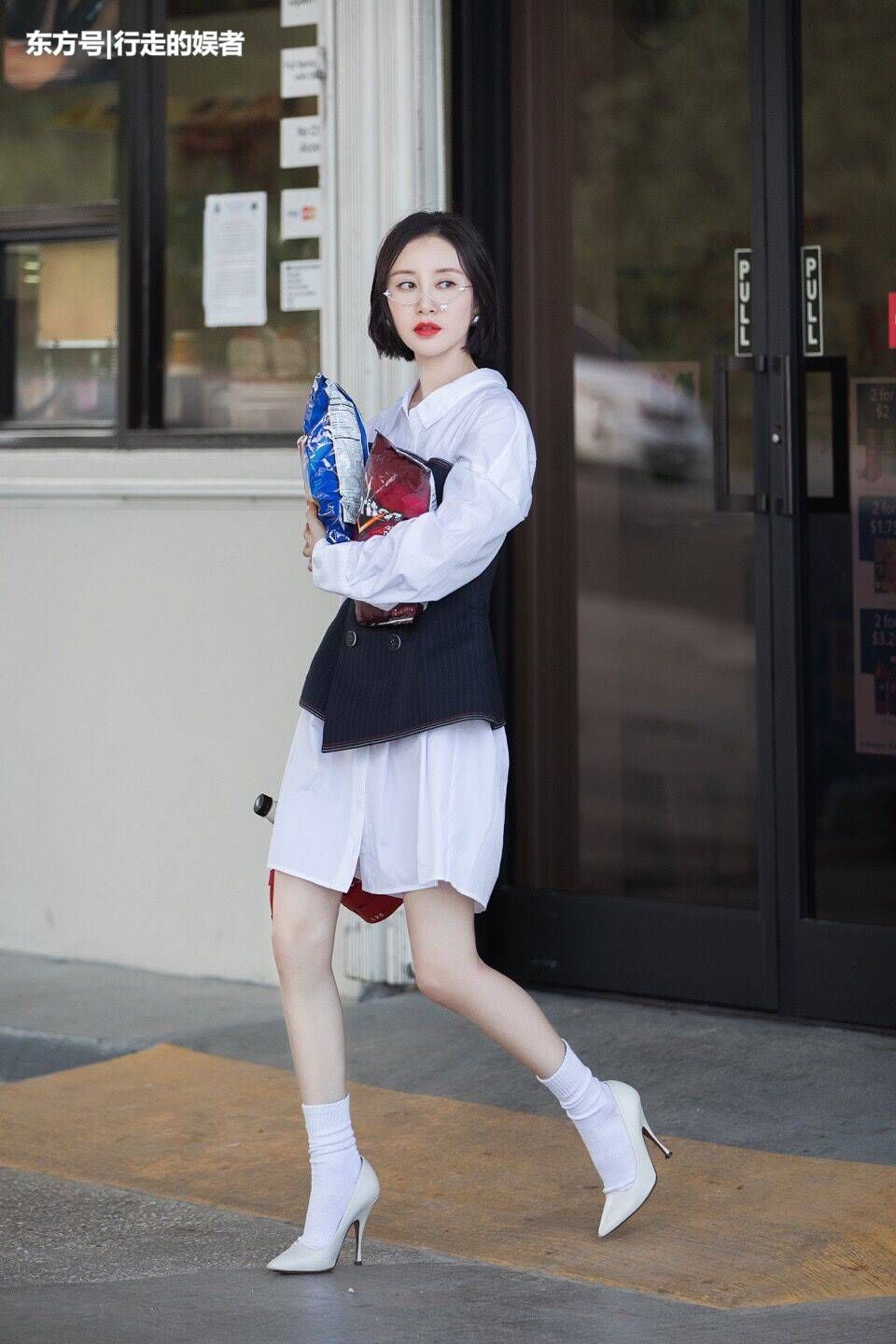 许久不见的舒畅终于现身了，可“饺子”般的下巴却充满着争议