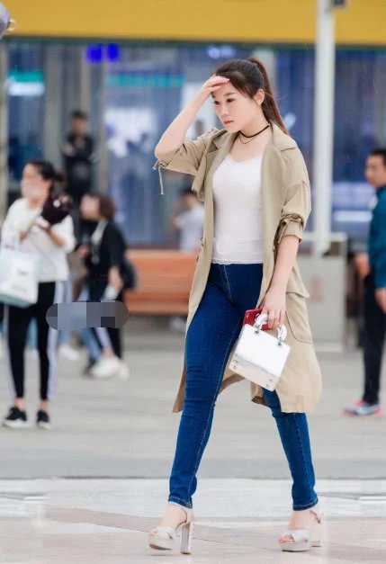 气质小姐姐抬手遮挡眼光十分淑女，被路人男子抢镜，让人哭笑不得