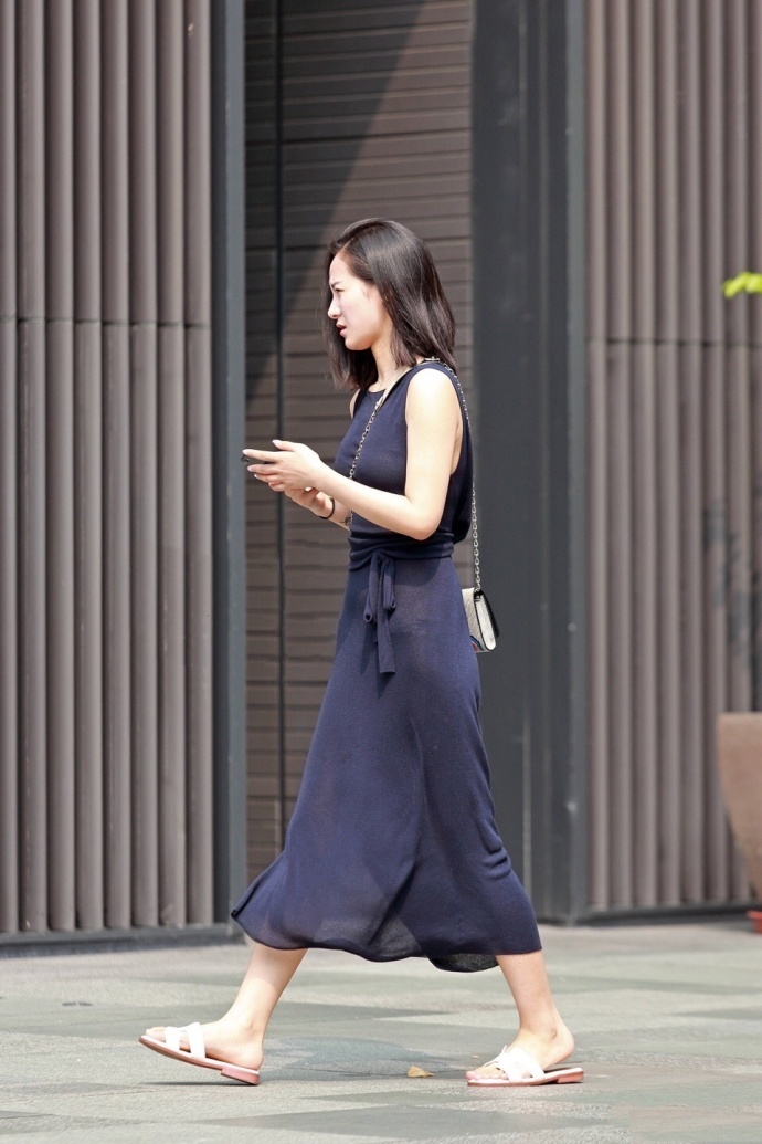 街拍：一步长裙的大姐姐，在阳光下大长腿掩盖不住!