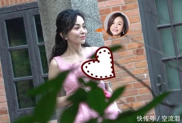 『气质』雪姨王琳真是不见老!一袭粉裙身段苗条,雪白肌肤犹如二八少女