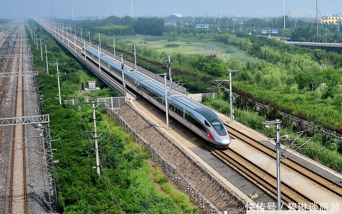  高铁：火车的轨道上为什么要铺碎石？而高铁却没有呢？有什么不