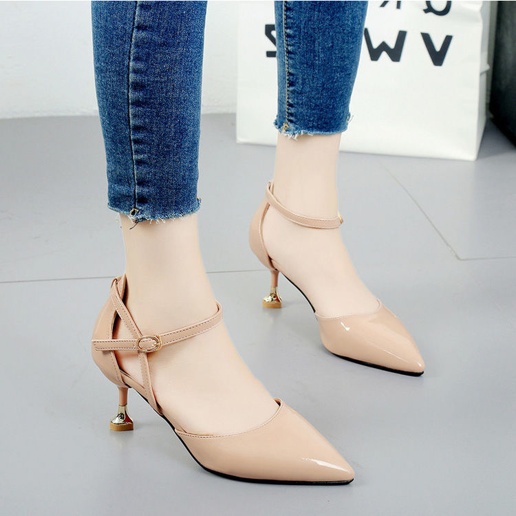 女人40岁后，别穿太高的高跟鞋，这些轻便的女鞋，秋天穿养脚