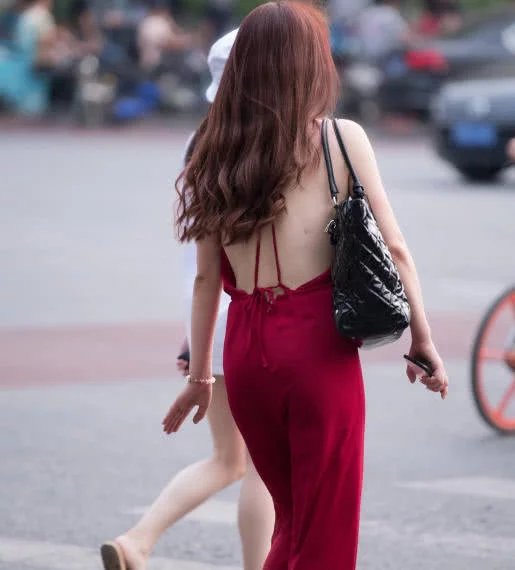 气质大姐姐一袭红色连体装勒出丰腴上围，大胆露背尽显高冷女神范