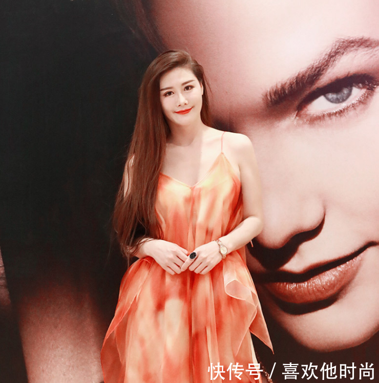 美女肤白貌美身穿性感的连衣包臀裙,优雅迷人的魅力让人着迷!