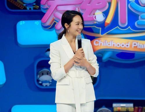 朱丹新节目白色套装优雅干练，网友视线却紧盯胸口：黑色蕾丝