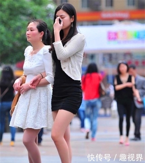 『小姐姐』街拍:超可爱的小姐姐,大长腿十分亮眼,非常有女人味