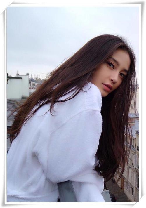 看了秦岚的睡裙，再看看杨颖，才知道清新与妩媚的差距有多大！