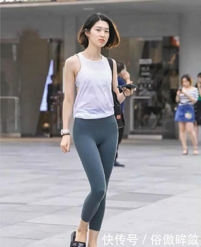 『美女』路人街拍,美女穿浅蓝色碎花连衣裙,增添了不少女人味