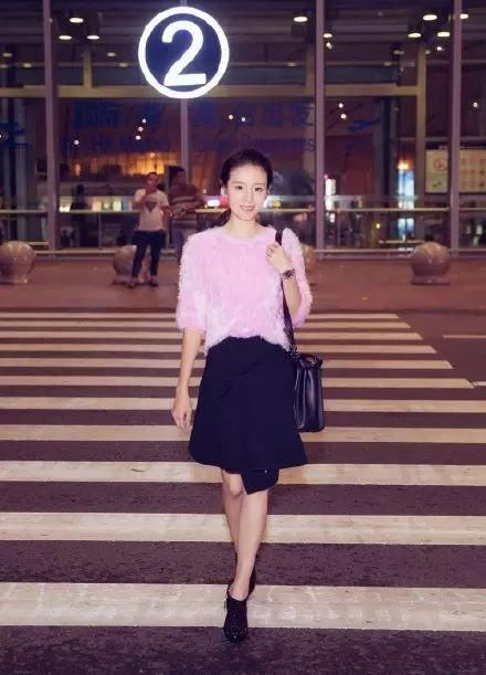 38岁的董洁依旧是细腰长腿，令人羡慕，小姐姐你是怎么保养的呢？