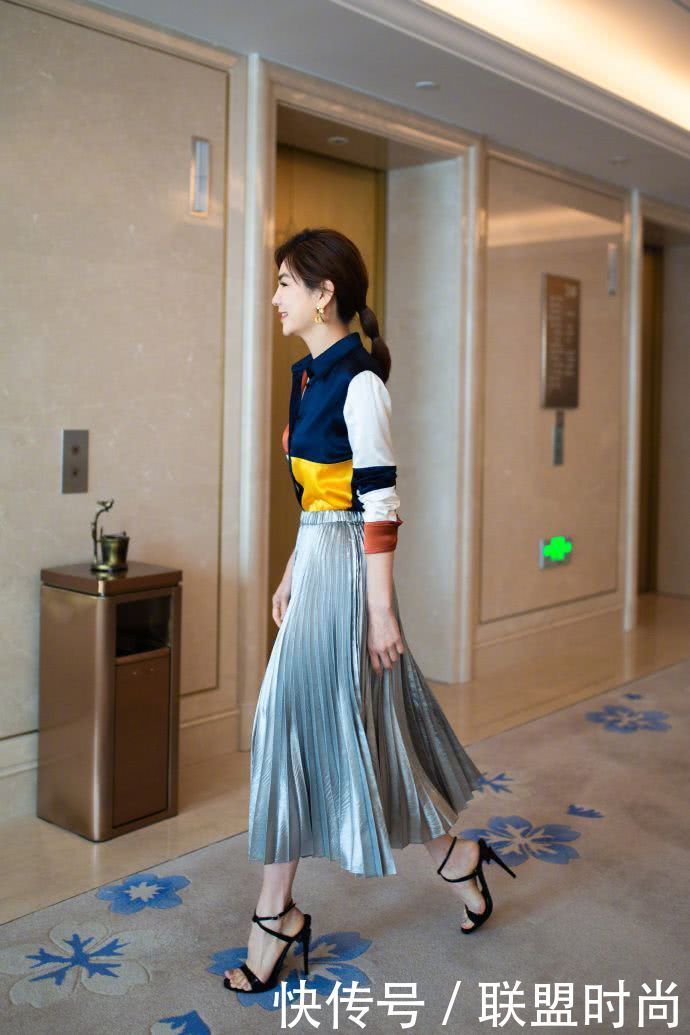 陈嘉桦好性感!穿包臀裙上台演唱,暴露了一双惊艳美腿!