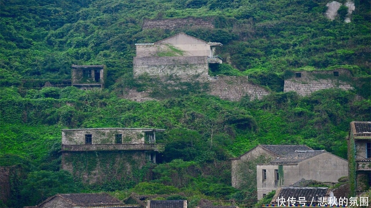 究竟发生什么让村民集体搬迁往日的富裕小镇,现在成为“鬼村”
