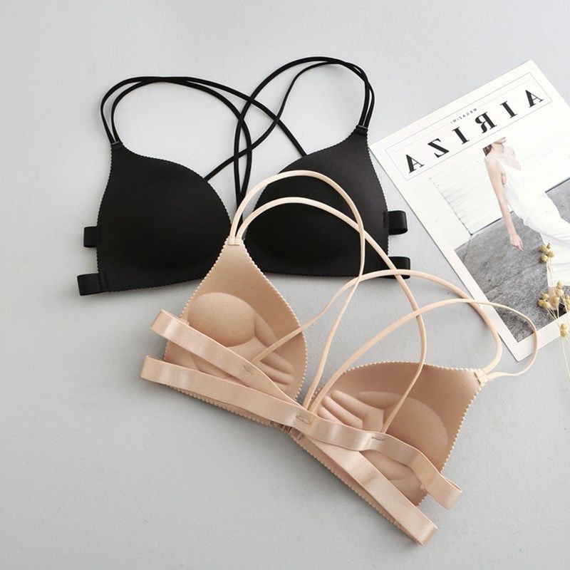 个性别致的蕾丝套装，修饰女人的姣好身材