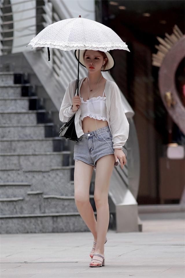 路人街拍，入伏天了，难穿衣，来看看路人怎么穿!