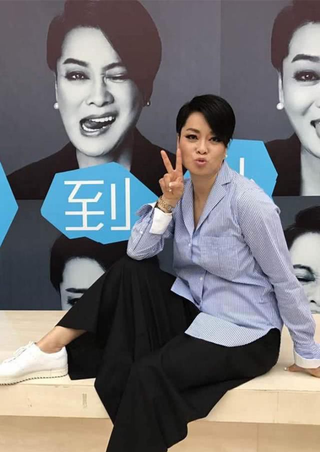  『萝卜』毛阿敏的衣品真难懂！穿件花衬衫配萝卜裤，五五分的身材太真实