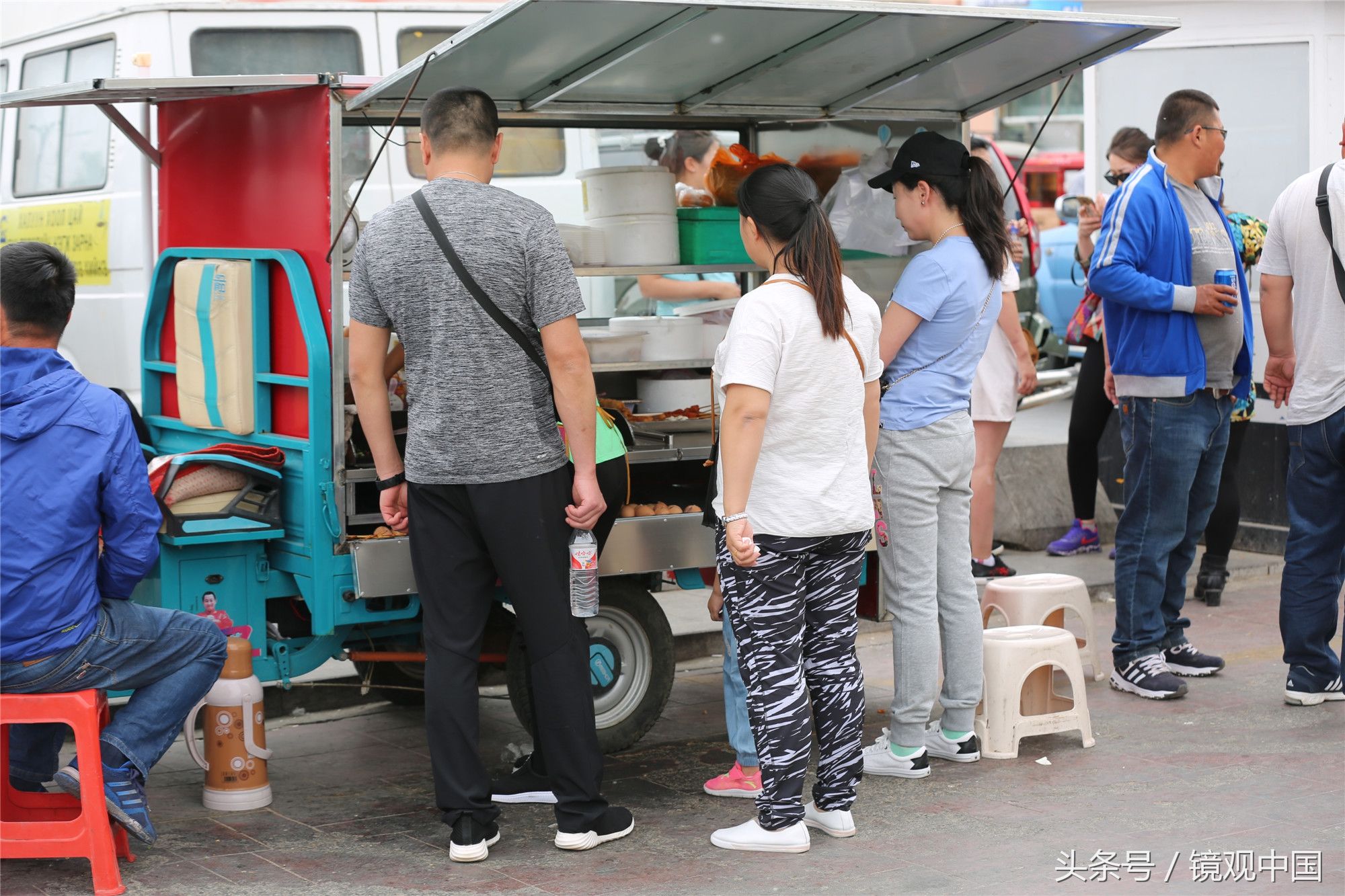 中国大妈卖煎饼果子月入万元 蒙古游客排队等候