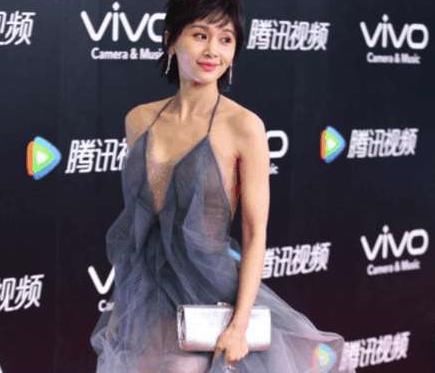 欢乐颂的曲筱绡-王子文，一身吊带透视裙装打扮，网友：一饱眼福